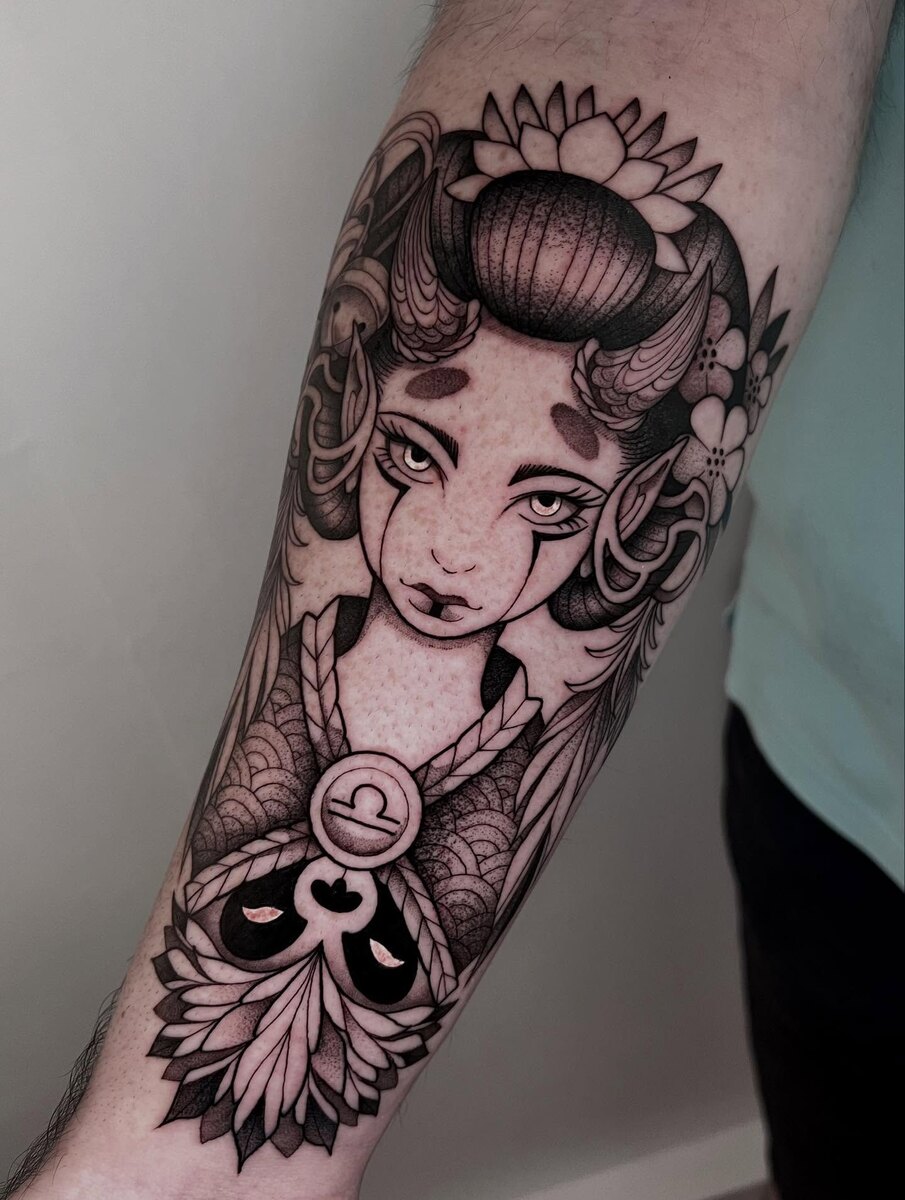 Portrait tatoué à l'encre noire, style illustratif et ornemental