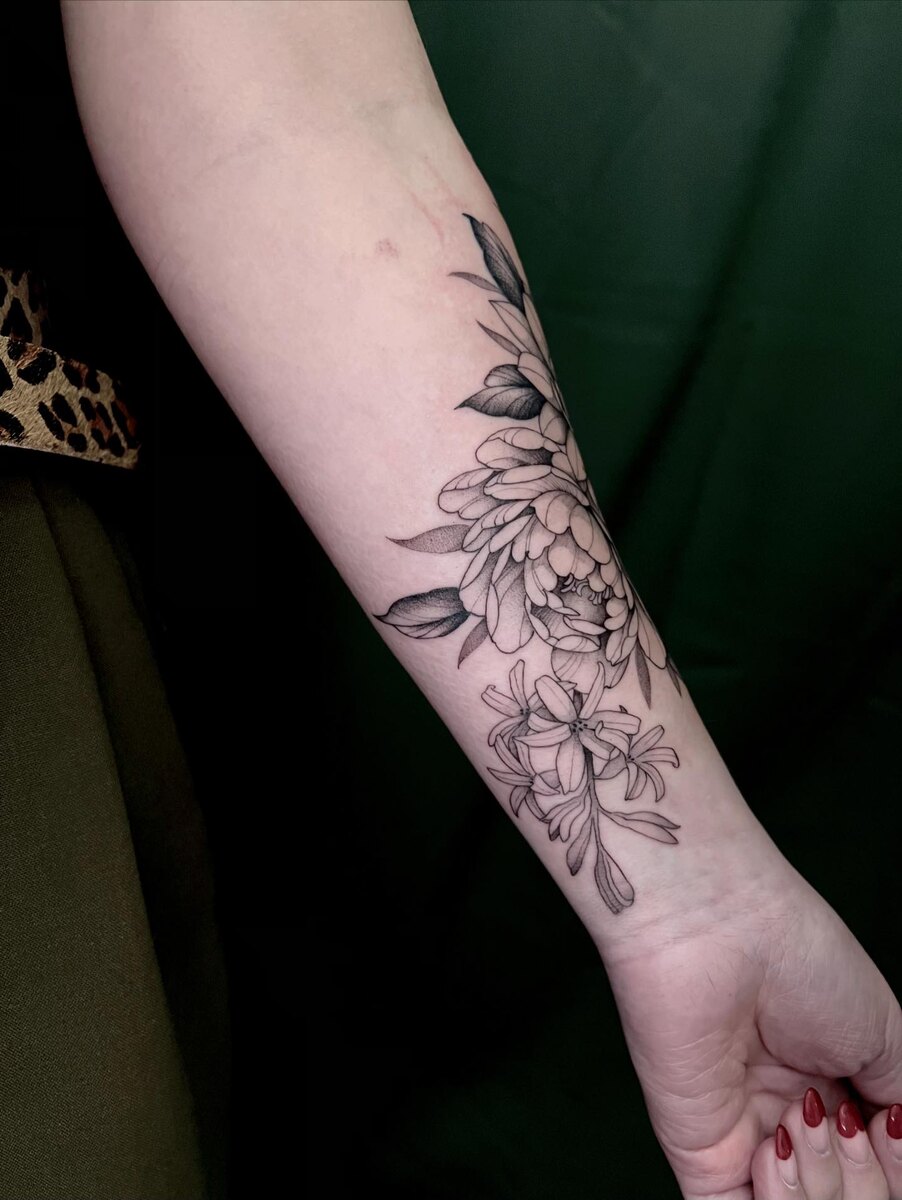Pivoines à l'encre noire sur l'avant-bras, lignes fines