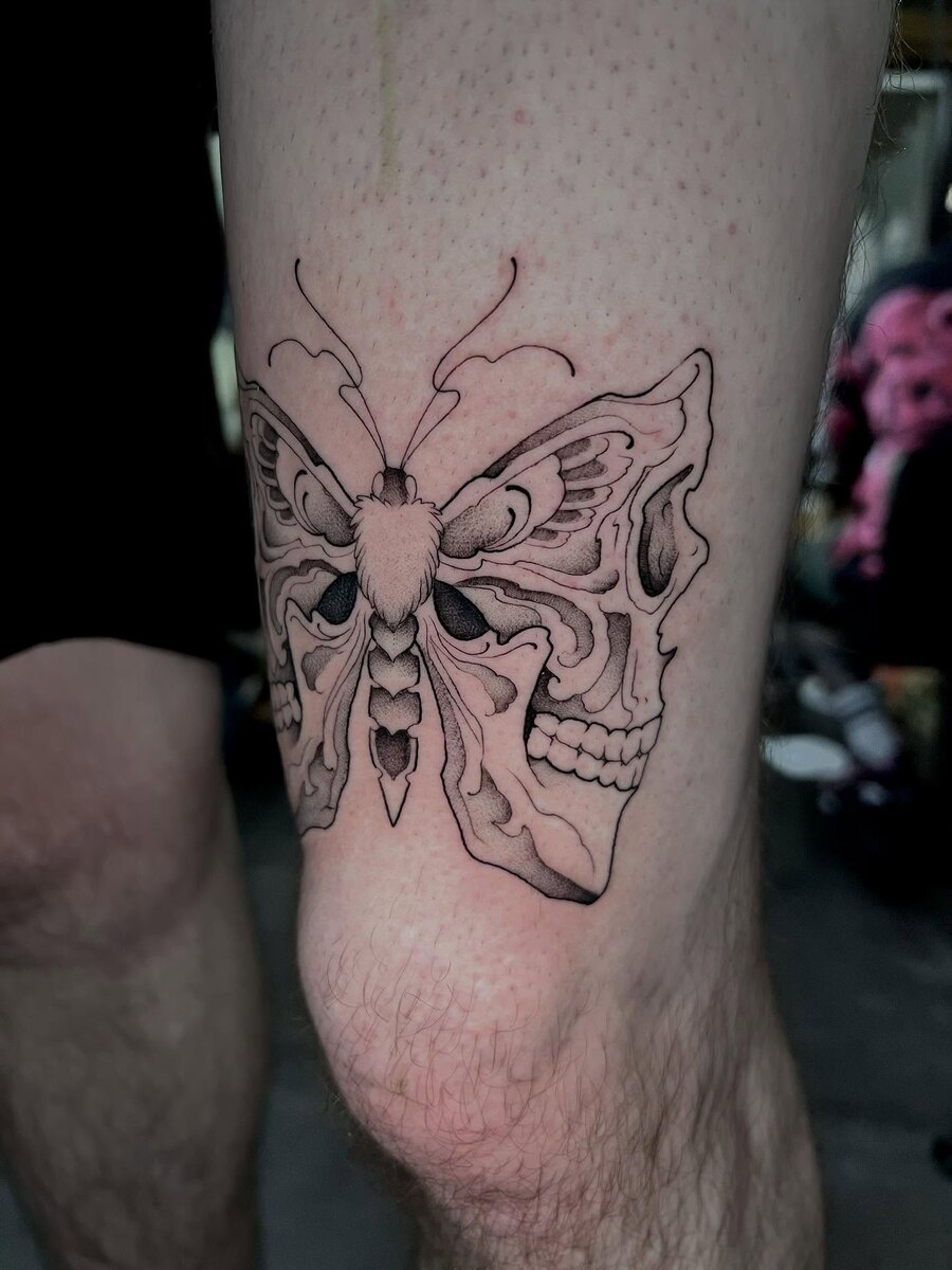 Papillon ornemental tatoué en blackwork, composition illustrative